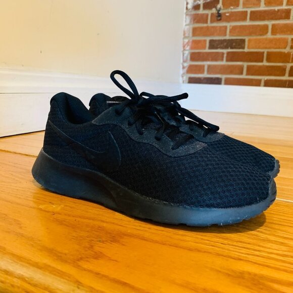 Size 9.5 - Nike Tanjun Black - 812654-001 - Picture 2 of 14